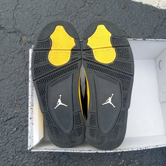Air Jordan 4 Retro, Thunder - Picture 4 of 5